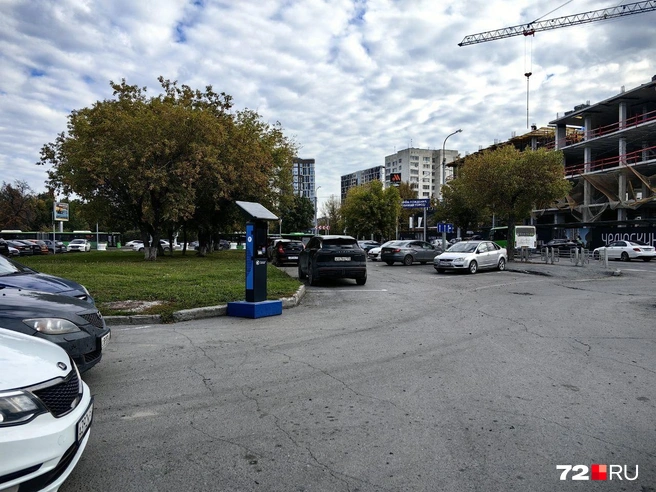Паркомат стоит прямо в центре парковки | Источник: Павел Красоткин / 72.RU 
