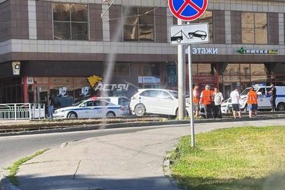 Porsche Cayenne вылетел на трамвайные пути в Новосибирске