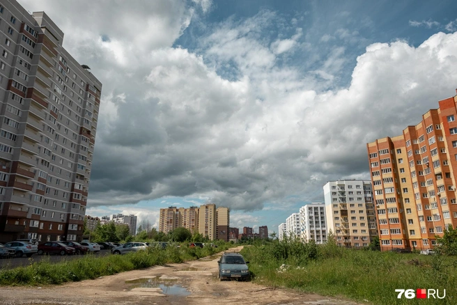Между новыми домами пока главный&nbsp;— пустырь | Источник: Александр Куренной / 76.RU