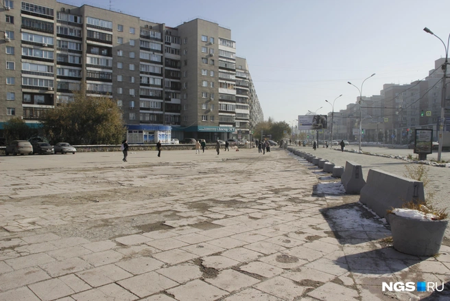 Пространство у пристройке к гостинице раньше было занято машинами | Источник: Стас Соколов / NGS.RU