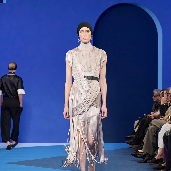 Lanvin возвращает синий цвет — фирменный оттенок Дома Lanvin возвращает синий цвет — фирменный оттенок Дома