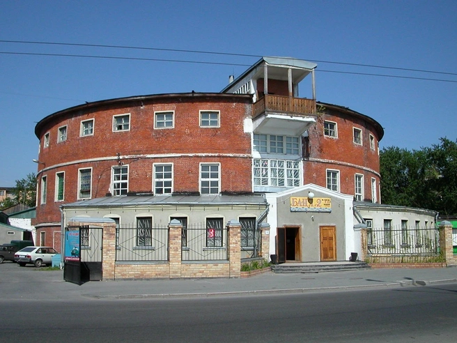 Памятник конструктивизма, всем известная баня на Ленина, 3/1. До начала реконструкции она была такой, с вывеской «Баня № 2» на фасаде | Источник: Тюмень до нашей эры / Vk.ru