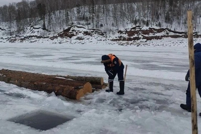Спасатели не могут поднять тело из затонувшего грузовика