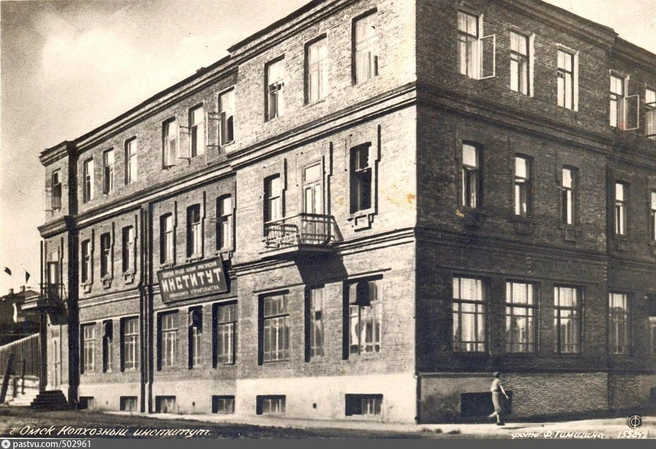 1930-е. Можно разглядеть декор на фасаде | Источник: Ф. Тимшин / Pastvu.com