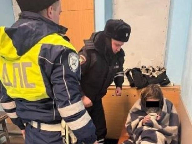 Автоинспекторы доставили замерзшую девочку в отдел полиции для оказания помощи. | Источник: ГИБДД по Свердловской области