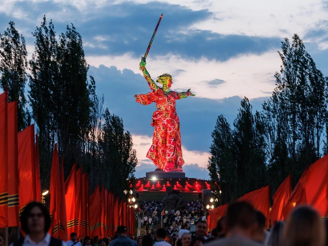 Родина-мать перед началом показа «Света Великой Победы» | Источник: Алексей Волхонский / V1.RU