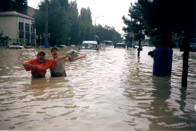 Вода была людям по пояс | Источник: Gorod-novoross.ru