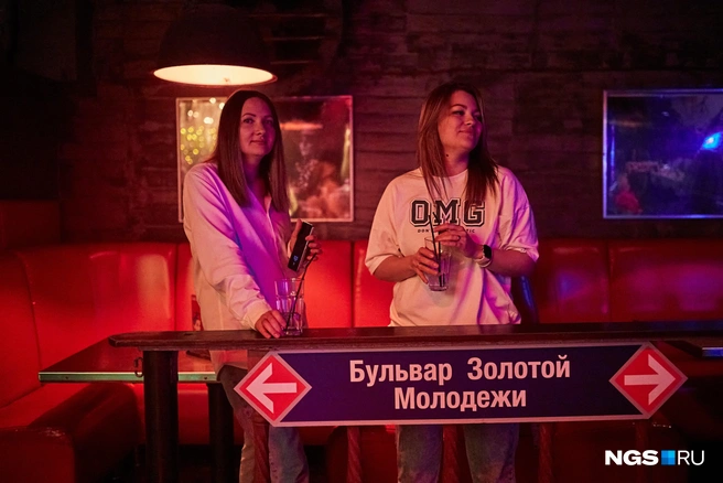 Интерьер клуба не менялся много лет, а детали — в частности, указатели — иронично передавали атмосферу Академгородка | Источник: Александр Ощепков / NGS.RU