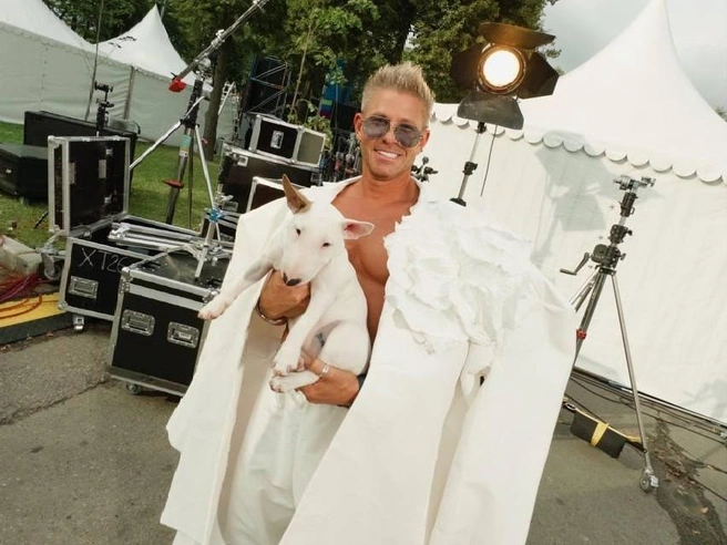 Новый питомец певца, похоже, не дает ему спуску — и контролирует его повсюду | Источник: ДАФОМИН / T.me