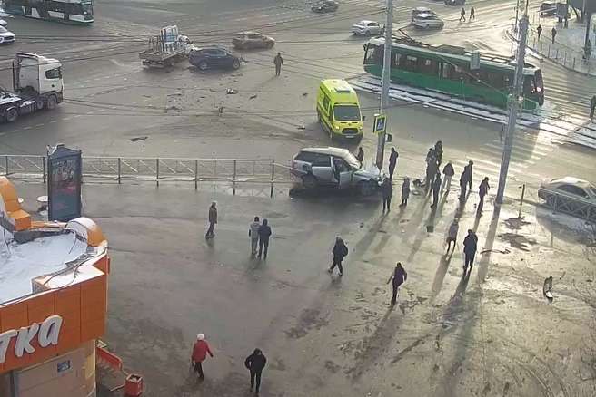 Первой на место приехала машина реанимации | Источник: камера «Интерсвязи»