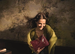 Бесшовный силуэт, макияж с эффектом спа и бьюти-путешествие: чем еще вдохновляет октябрь