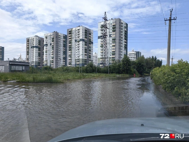 Дорога практически полностью скрыта водой | Источник: Павел Красоткин / 72.RU