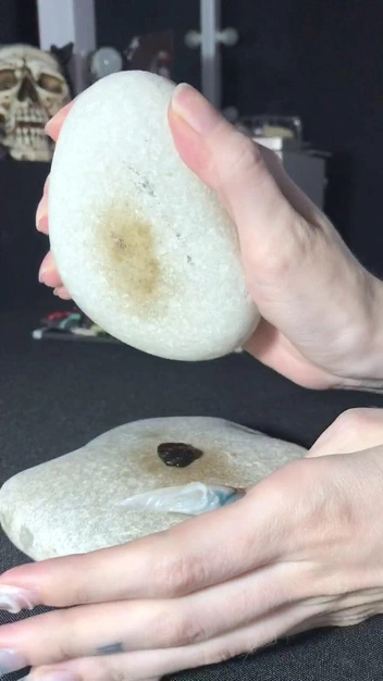 Таким способом Марина разбивает камни | Источник: ТГ-канал Марины