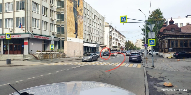 Место, где автоэксперт припарковал свой автомобиль, обведено красным. Справа виден знак, запрещающий парковку, а вот слева его нет | Источник: Дмитрий Ларионов