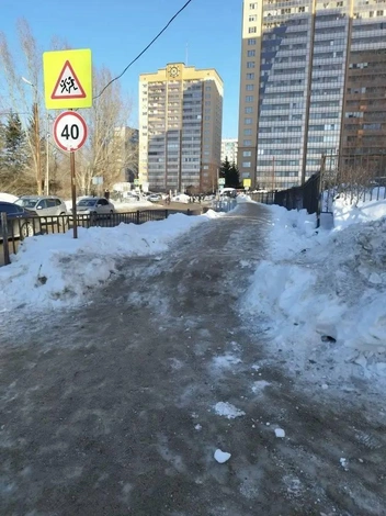 Рядом с ледяными дорожками расположились снежные кучи | Источник: читательница НГС Елена
