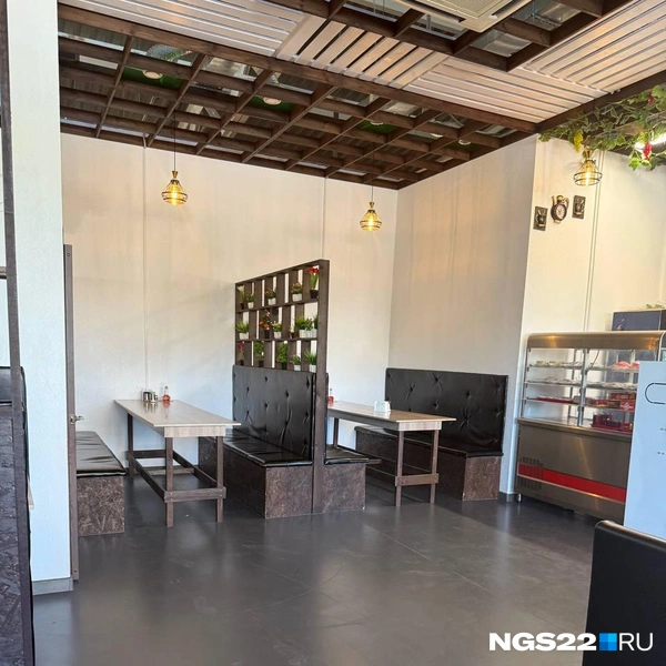 Пара уединенных столиков при входе | Источник: Полина Шевчукова / NGS22.RU