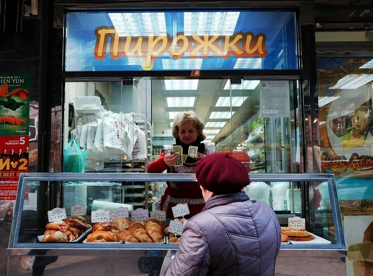 На улице Брайтон-Бич, одного из крупнейших русскоязычных анклавов в Западном полушарии, в Нью-Йорке | Источник: Spencer Platt/Getty Images