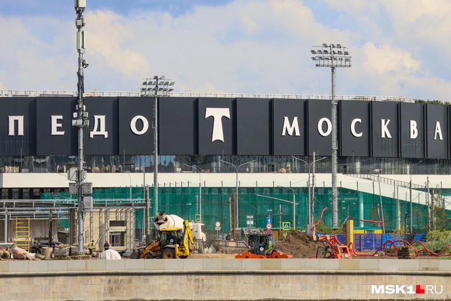 Вид на стадион с противоположного берега Москвы-реки | Источник: Артем Устюжанин / MSK1.RU