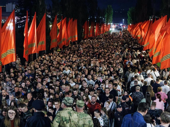 Вечером огромное количество людей направилось на Мамаев Курган. | Источник: Алексей Волхонский / V1.RU