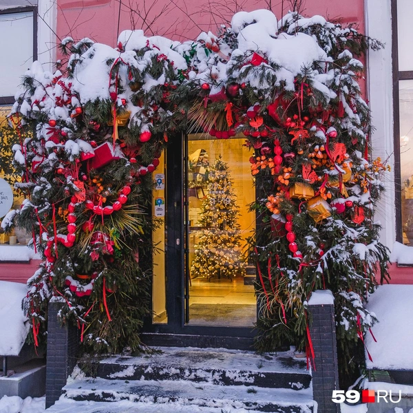 Ярко-алые гирлянды обрамляют веточки у входа | Источник: Тимофей Калмаков / 59.RU