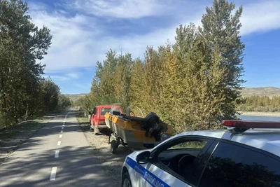 Водителя с лодкой оштрафовали за парковку на велодорожке в Кызыле