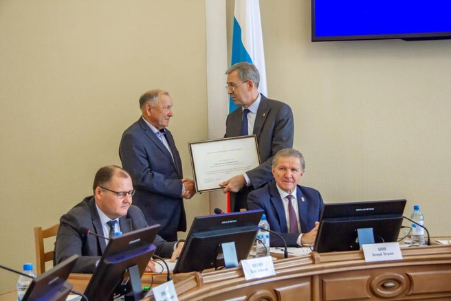 Александр Артемов наградил почетной грамотой Владимира Приходько | Источник: пресс-служба Законодательного собрания Омской области