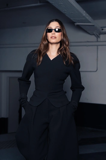 Женщина в черном: Хейли Бибер выходит в самом модном пиджаке на 2025 год | marieclaire.ru