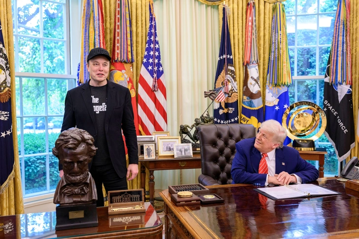 Илон Маск и Дональд Трамп в Овальном кабинете Белого дома, 30 мая 2025 года | Источник: White House Photo via Legion Media