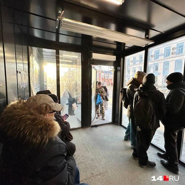 Внутри холодно и много людей | Источник: Илья Константинов / 14.RU