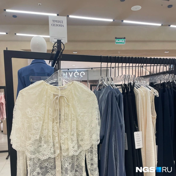 Кружевная блуза с воротником а-ля кейп, с пометкой «тренд сезона» — и это правда, цена 7499 рублей | Источник: Алёна Золотухина / NGS.RU