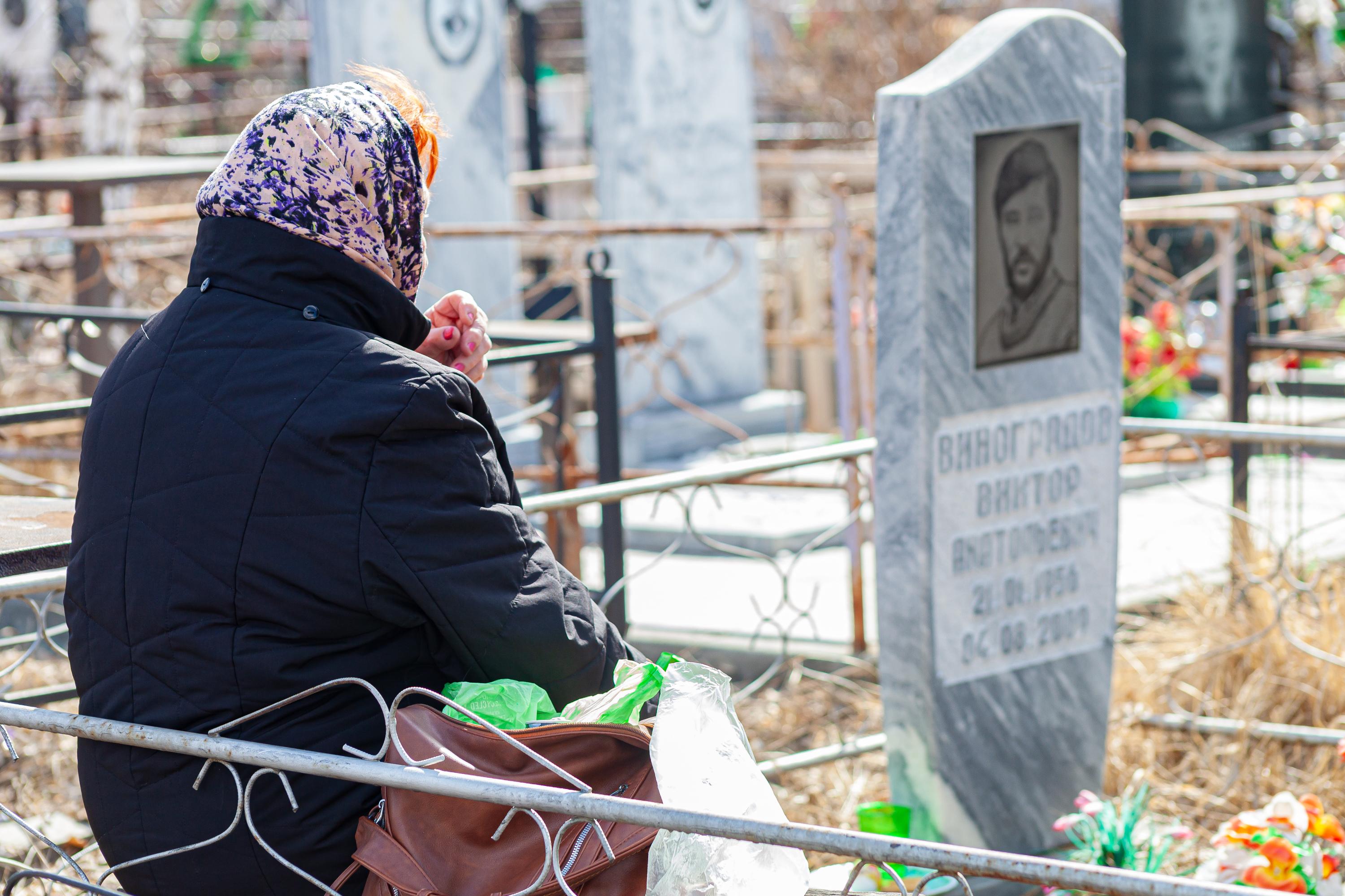 Новосибирцы массово посетили городские кладбища на Радоницу: смотрим фото -  25 апреля 2023 - НГС.ру