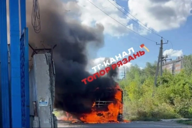 Фото пожара распространилось по соцсетям | Источник: Телеграм-канал «Топор Рязань»