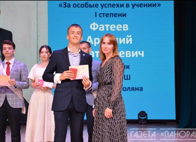 Старший закончил школу с отличием | Источник: МОБУ СОШ с. Бедеева Поляна / vk.com