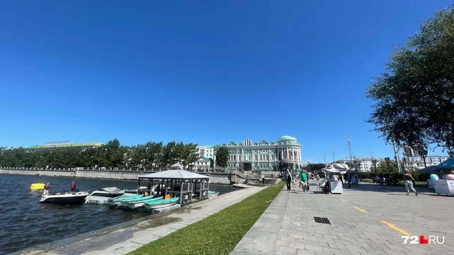 Можно взять в аренду катамараны, лодки или даже покататься на катере по Городскому пруду и Исети | Источник: Дарья Макеева / 72.RU