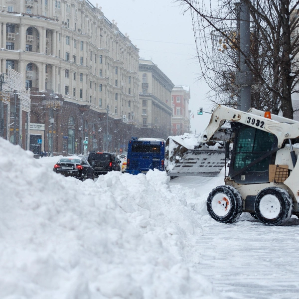 Расчистка улиц от снега | Источник: JoyNik/Shutterstock/Fotodom.ru