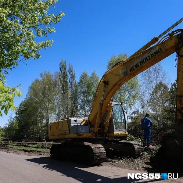 Огромные экскаваторы роют рвы для отвода воды | Источник: Евгений Софийчук / NGS55.RU