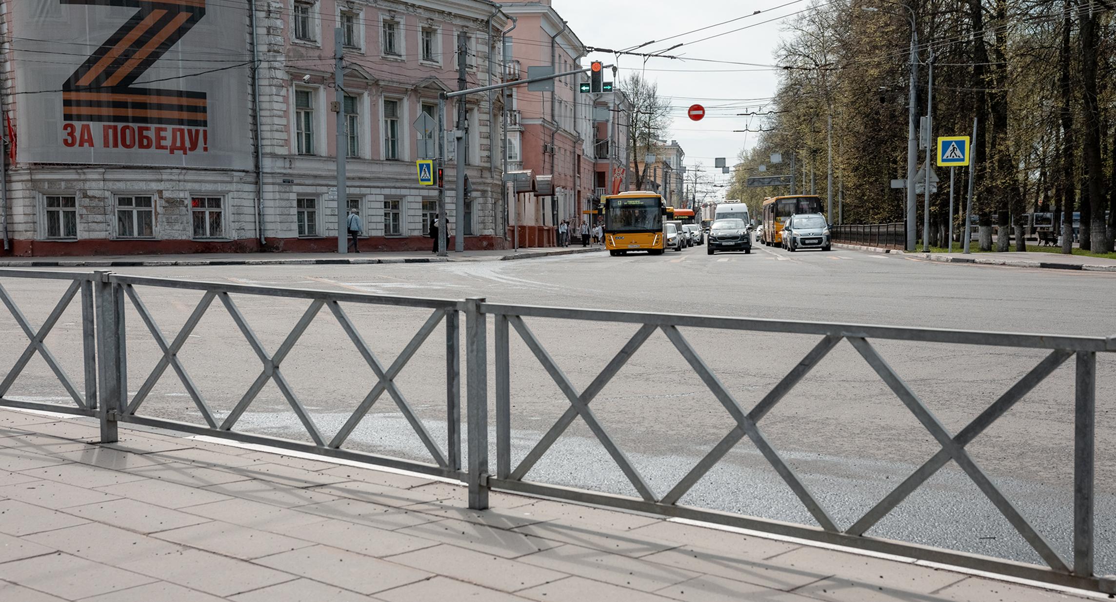 Вид на Первомайскую улицу. Заборы и символ СВО напоминают, сколько лет прошло с тех пор | Источник: Александр Куренной / 76.RU