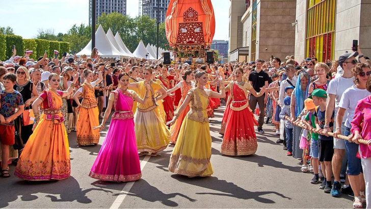 1 колесница, 20 тематических зон, 30 свадеб и 200 танцоров: День Индии на «Острове мечты»