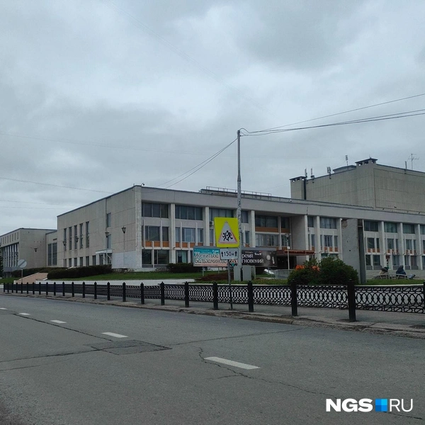 На Театральной площади в городе располагаются Музей истории СХК и Музыкальный театр | Источник: Нина Раневская / NGS.RU