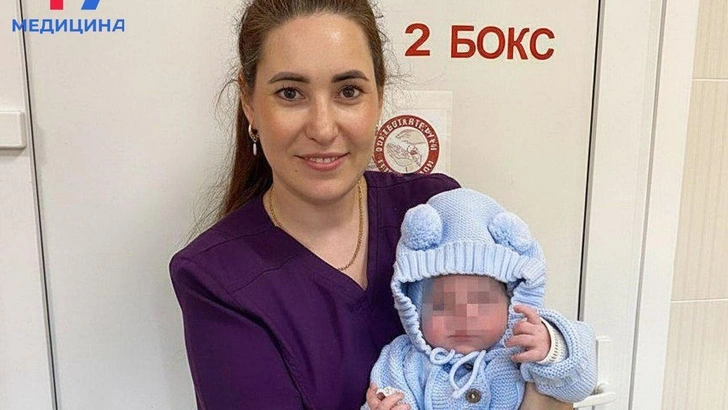 Врач-неонатолог Детской областной больницы Ксения Сенченко с маленьким пациентом | Источник: vk.com/komzdravlenobl