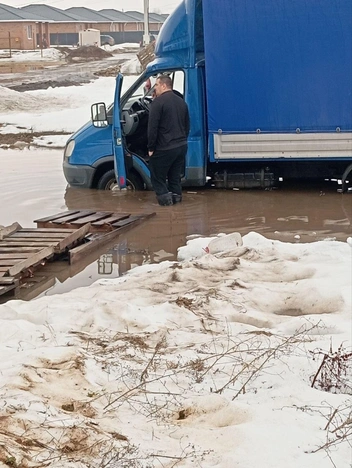 А таким было состояние дороги в начале апреля, когда снег только начинал активно таять | Источник: Личный архив Екатерины