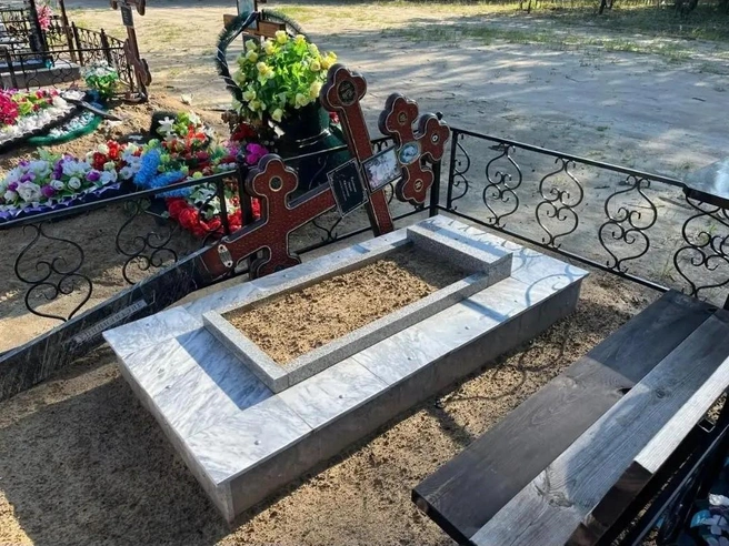 Рабочие уже успели снести крест с чужой могилы | Источник: предоставлено Викторией Озеркиной