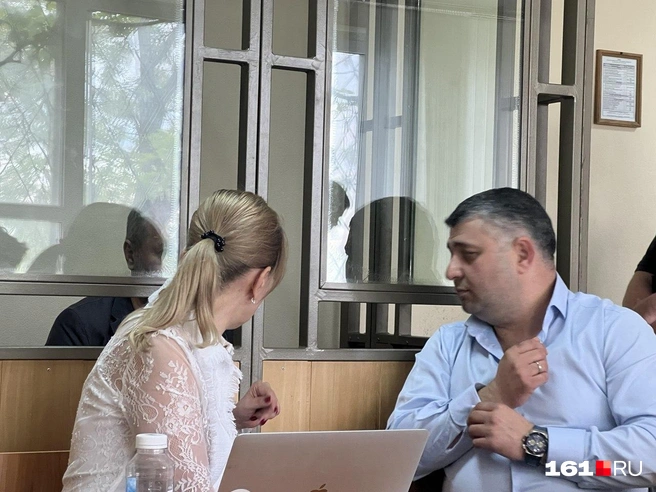 Адвокаты общаются с Кушнаревым перед началом судебного заседания | Источник: Алина Заярная / 161.RU