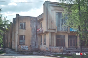 Говорят, в 90-е у клуба была дурная слава, и всюду были разбросаны шприцы | Источник: Роман Данилкин / 63.RU