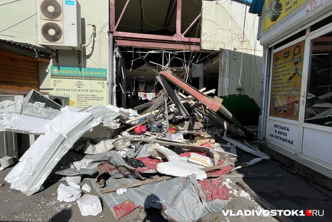 В администрации заявили, что собственники отказались самостоятельно демонтировать незаконно установленные павильоны | Источник: Елена Буйвол / VLADIVOSTOK1.RU