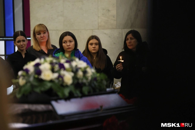 Все собравшиеся не могут сдержать слез | Источник: Артём Устюжанин / MSK1.RU