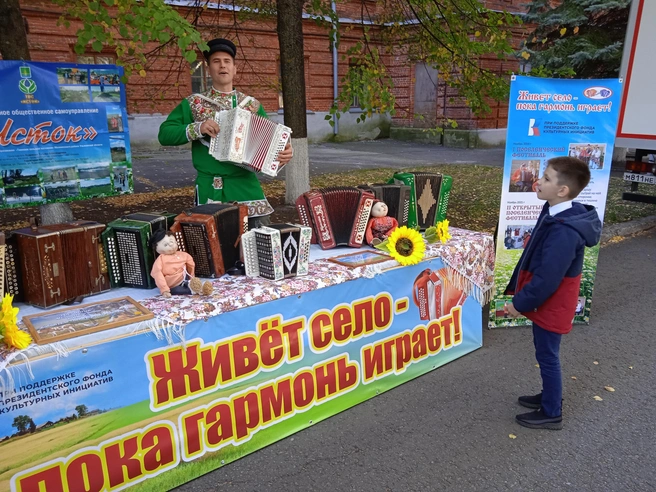 Для гостей играет настоящий гармонист | Источник: Дмитрий Сильнов / 173. RU