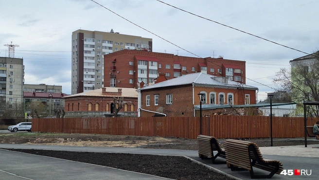 В прошлом году рядом сделали небольшой сквер на Пролетарской | Источник: Александр Лисихин / 45.RU 
