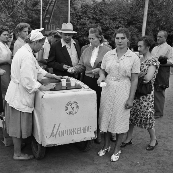 В парке Горького в Москве, 1960-е. | Источник: Graphic House/Getty Images