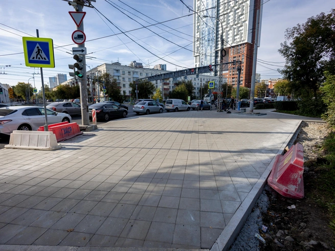 У сквера Неру уложили плитку, как в центре города | Источник: Владислав Лоншаков / E1.RU